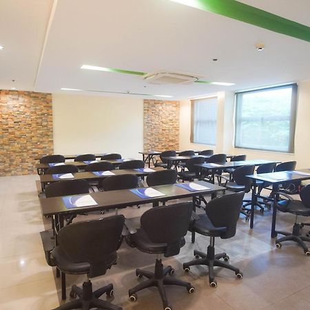 Go Hotels Bacolod Esterno foto