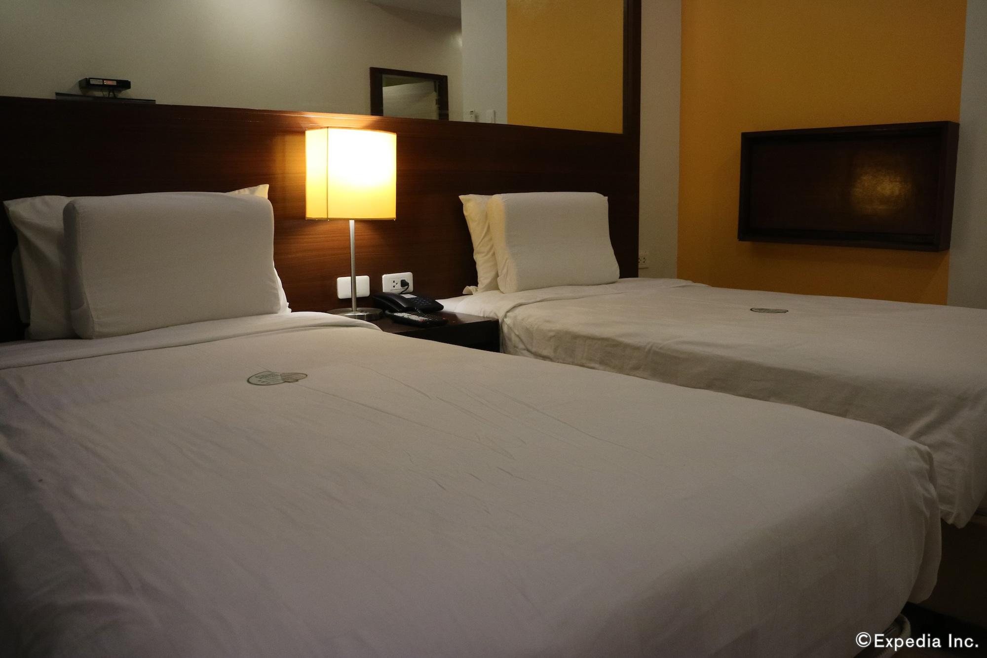 Go Hotels Bacolod Esterno foto