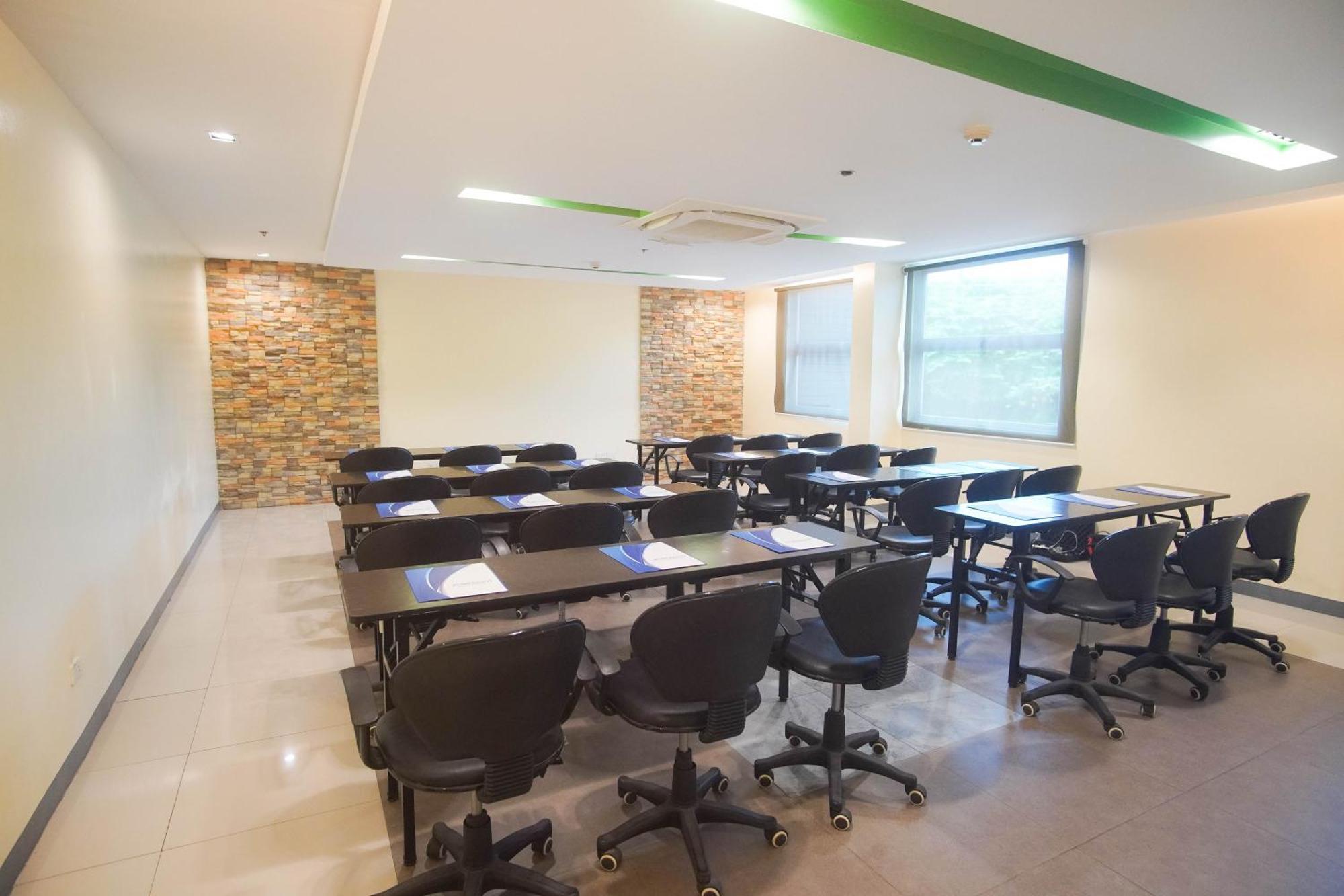Go Hotels Bacolod Esterno foto