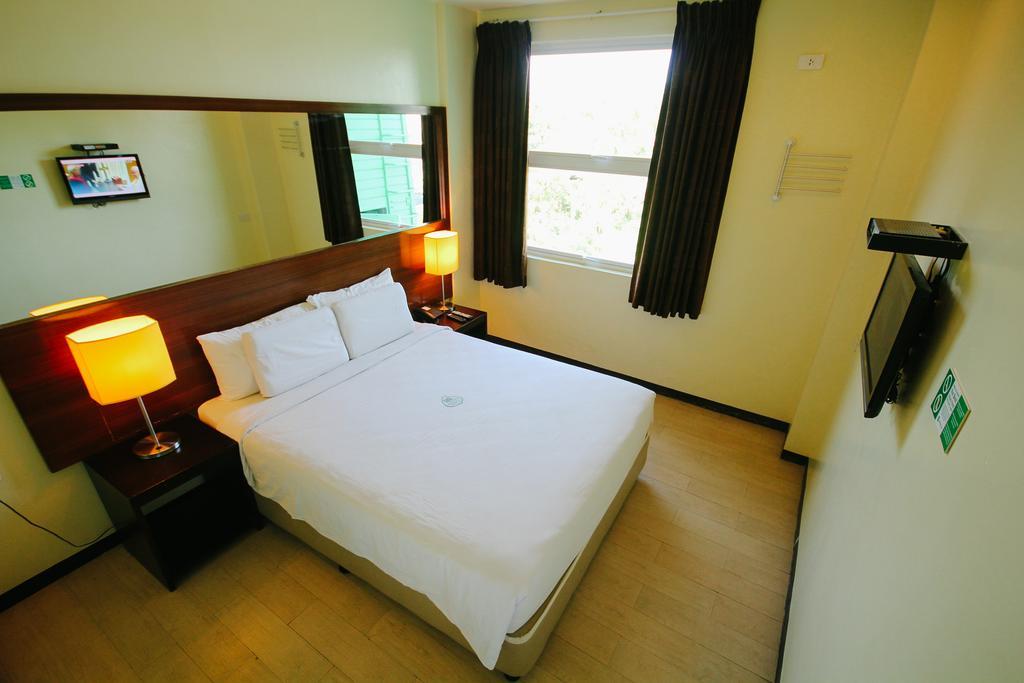 Go Hotels Bacolod Esterno foto