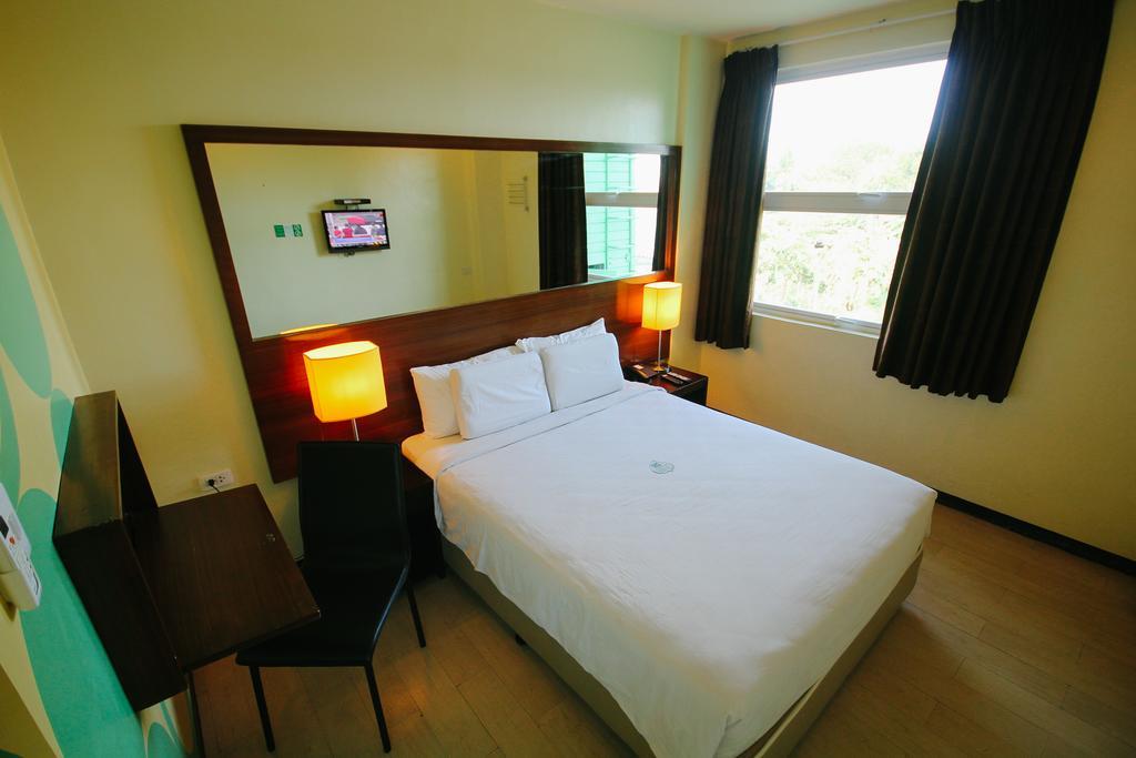Go Hotels Bacolod Esterno foto