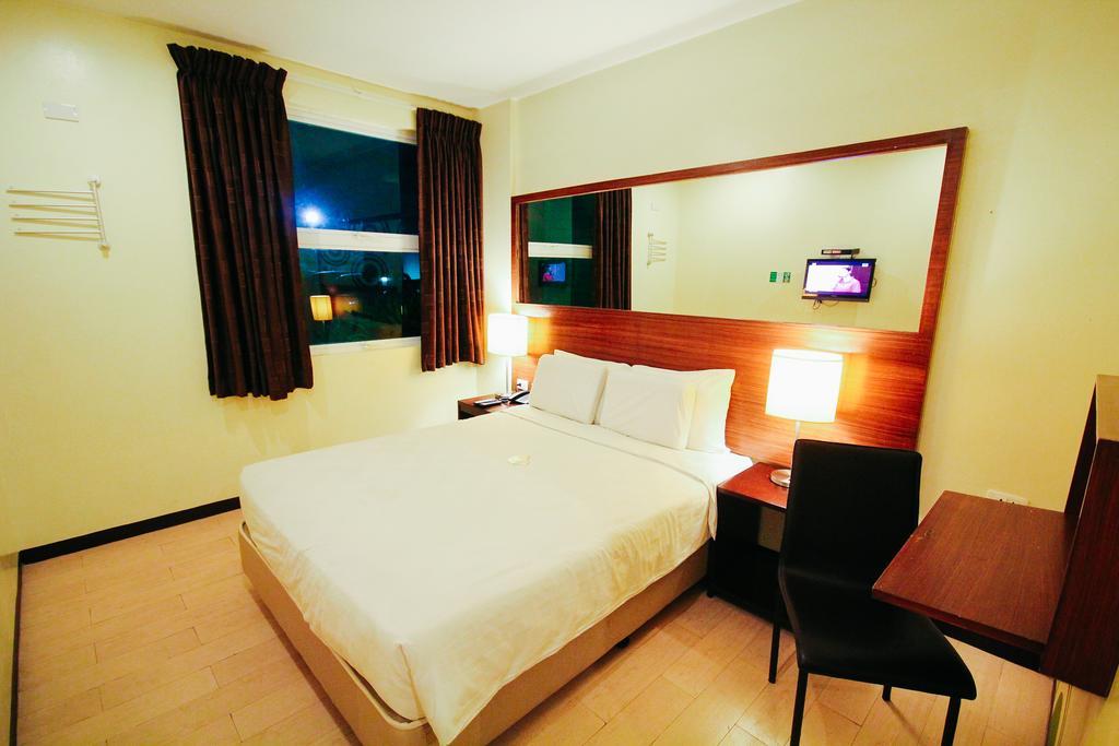 Go Hotels Bacolod Esterno foto