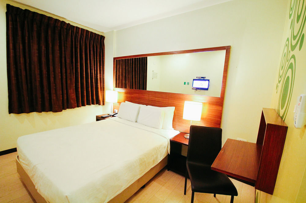 Go Hotels Bacolod Esterno foto
