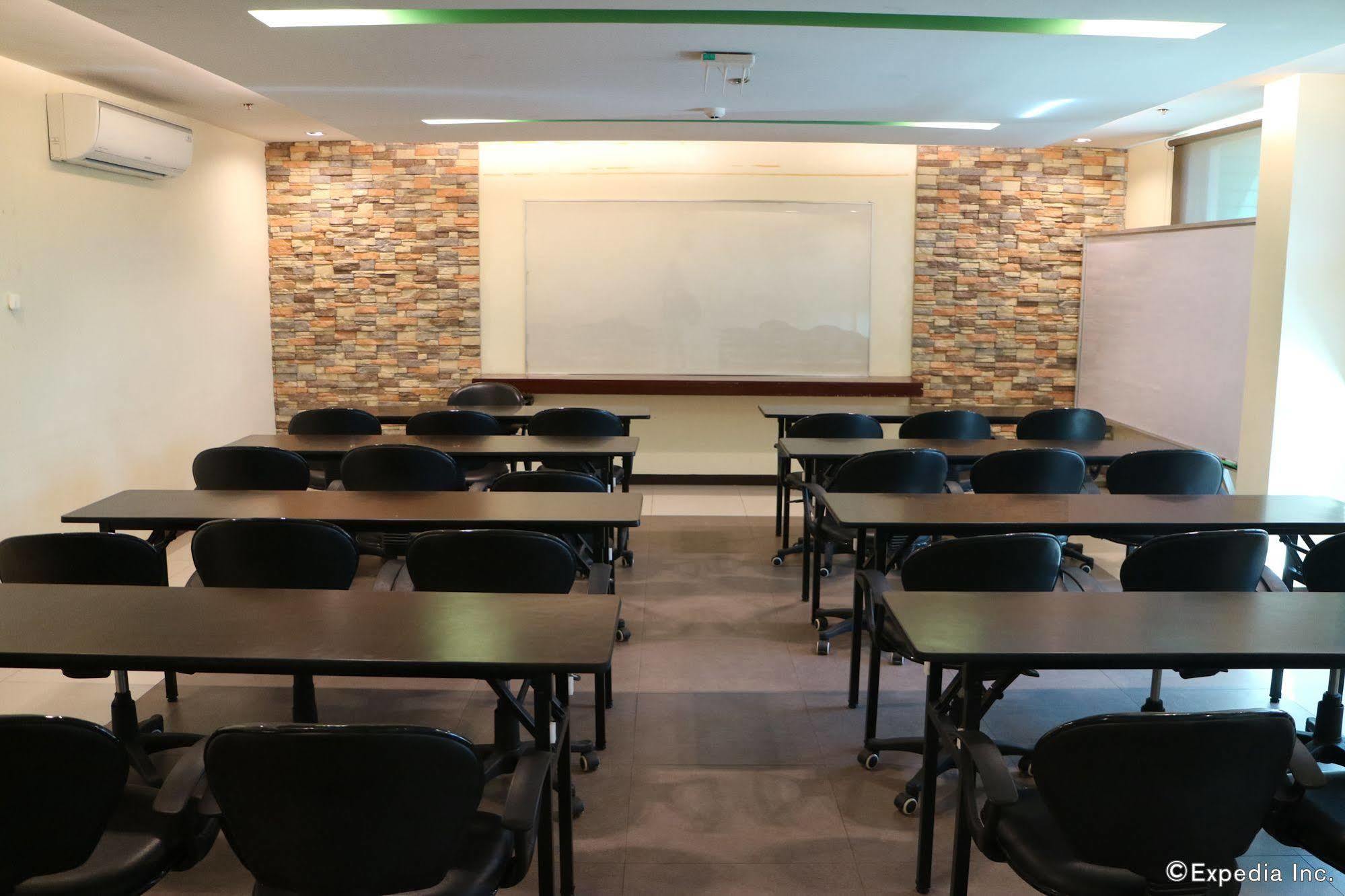 Go Hotels Bacolod Esterno foto