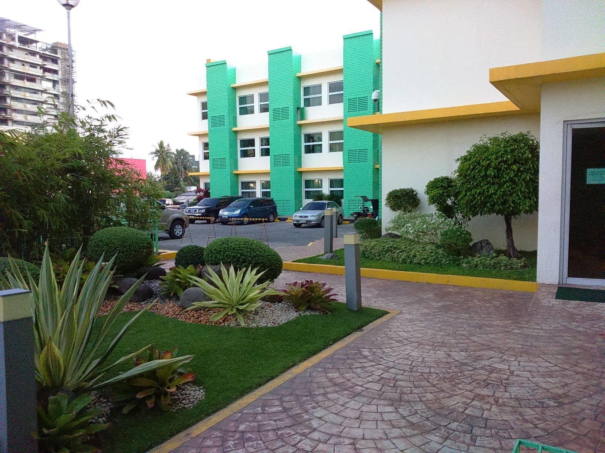 Go Hotels Bacolod Esterno foto