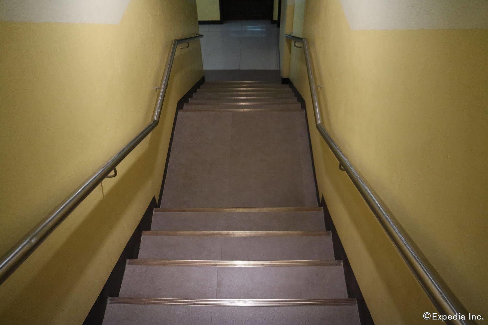 Go Hotels Bacolod Esterno foto