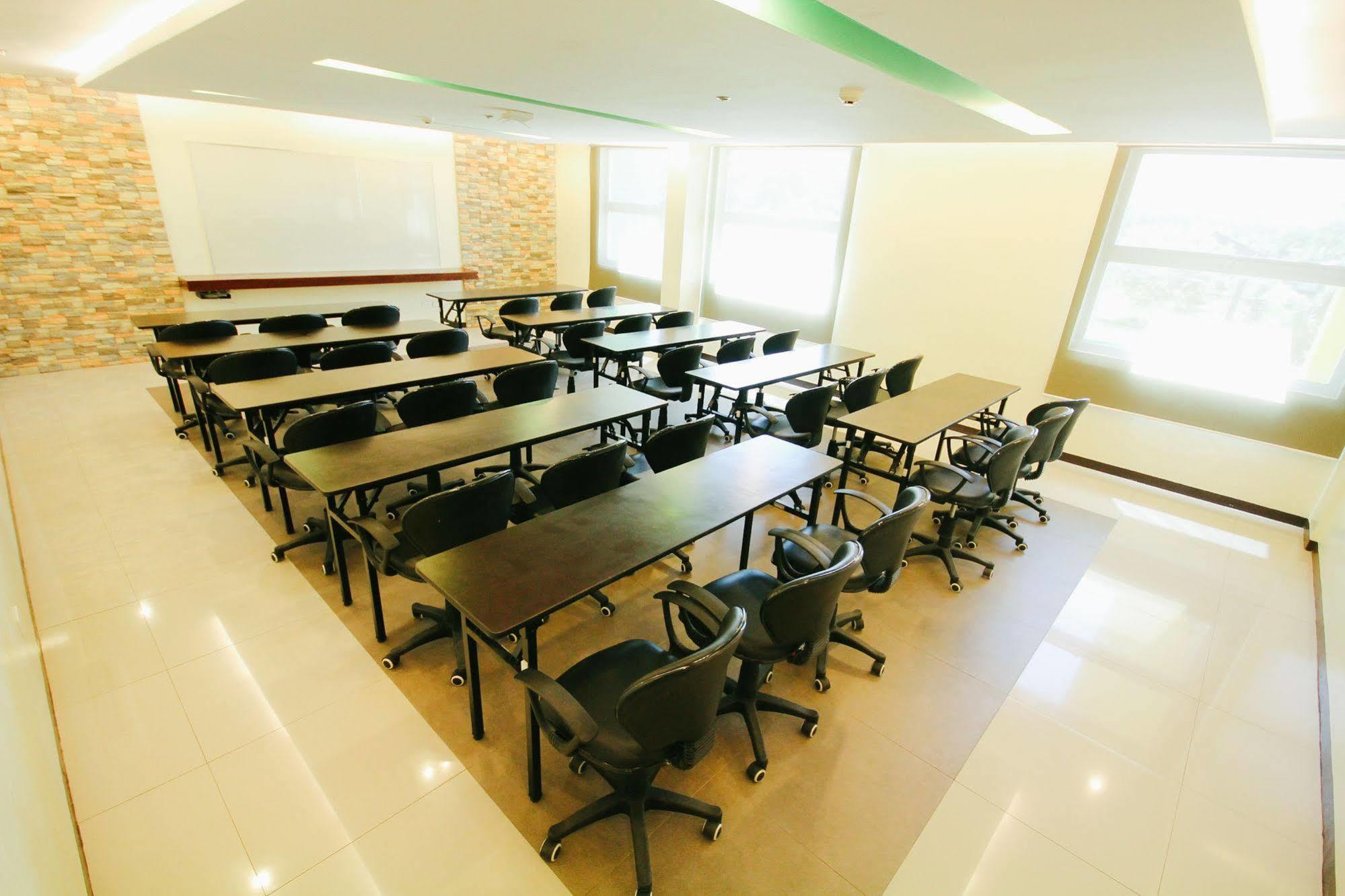 Go Hotels Bacolod Esterno foto